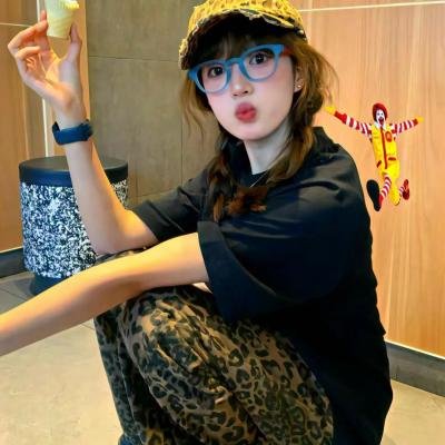 戴流苏耳环的少女